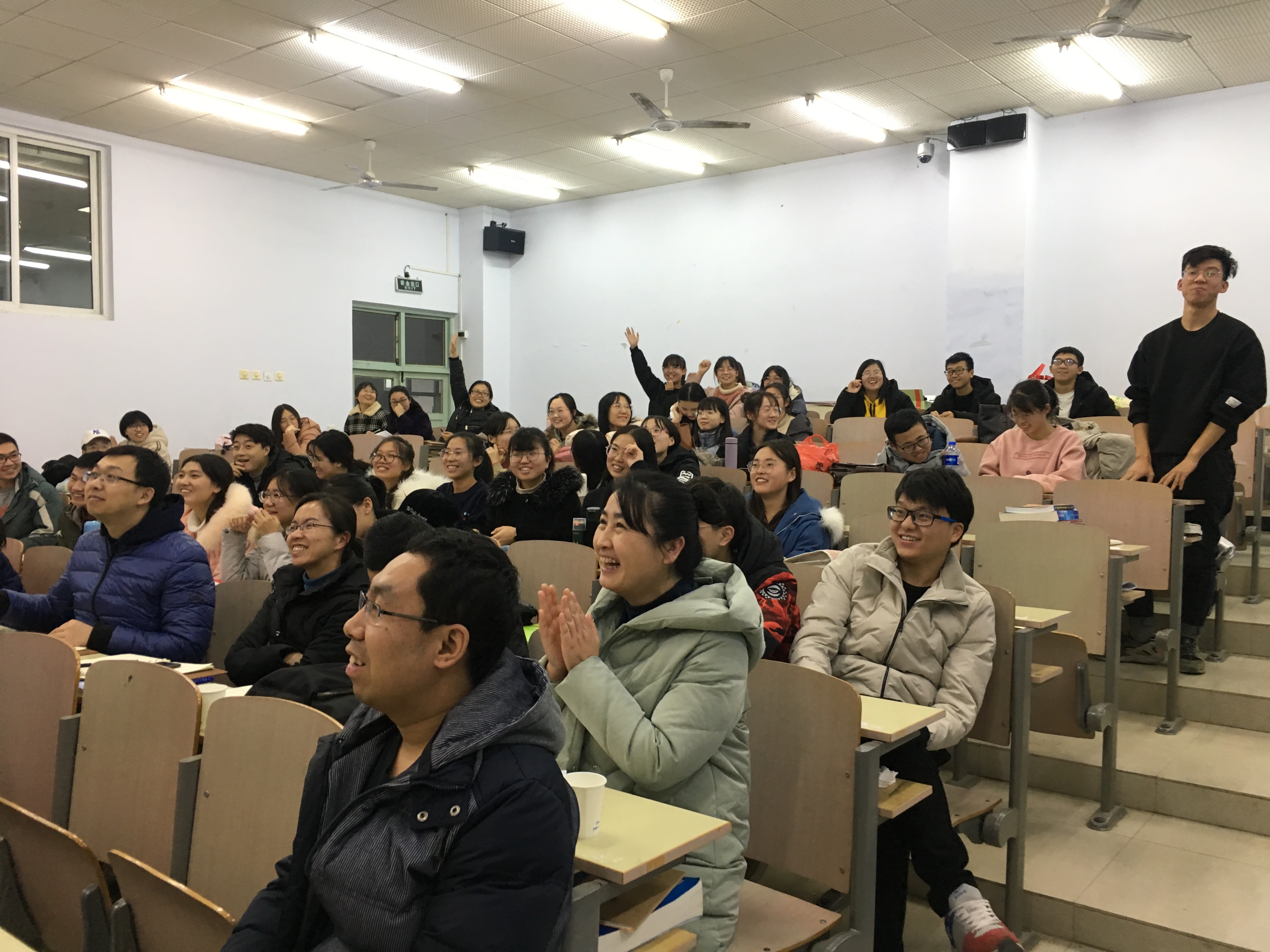 宣讲之后,进行现场知识问答环节,在场师生踊跃参加,争先恐后回答