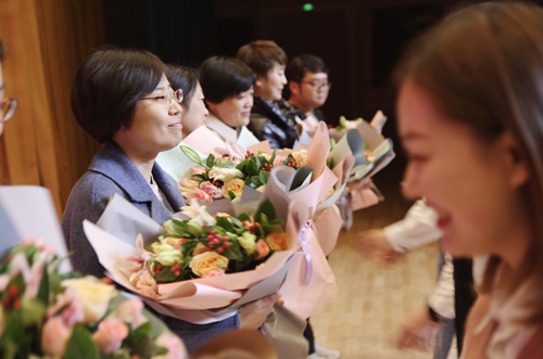 学生代表为宣讲嘉宾献花