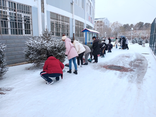基础医学院2019级学生党支部开展"清雪助行 情暖校园"