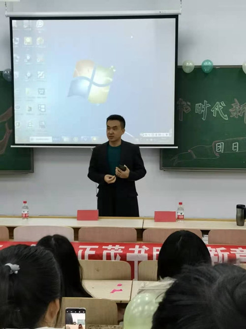 辅导员老师陈欣欣,英语课教师胡静波以及其该团支部全体成员,兄弟班