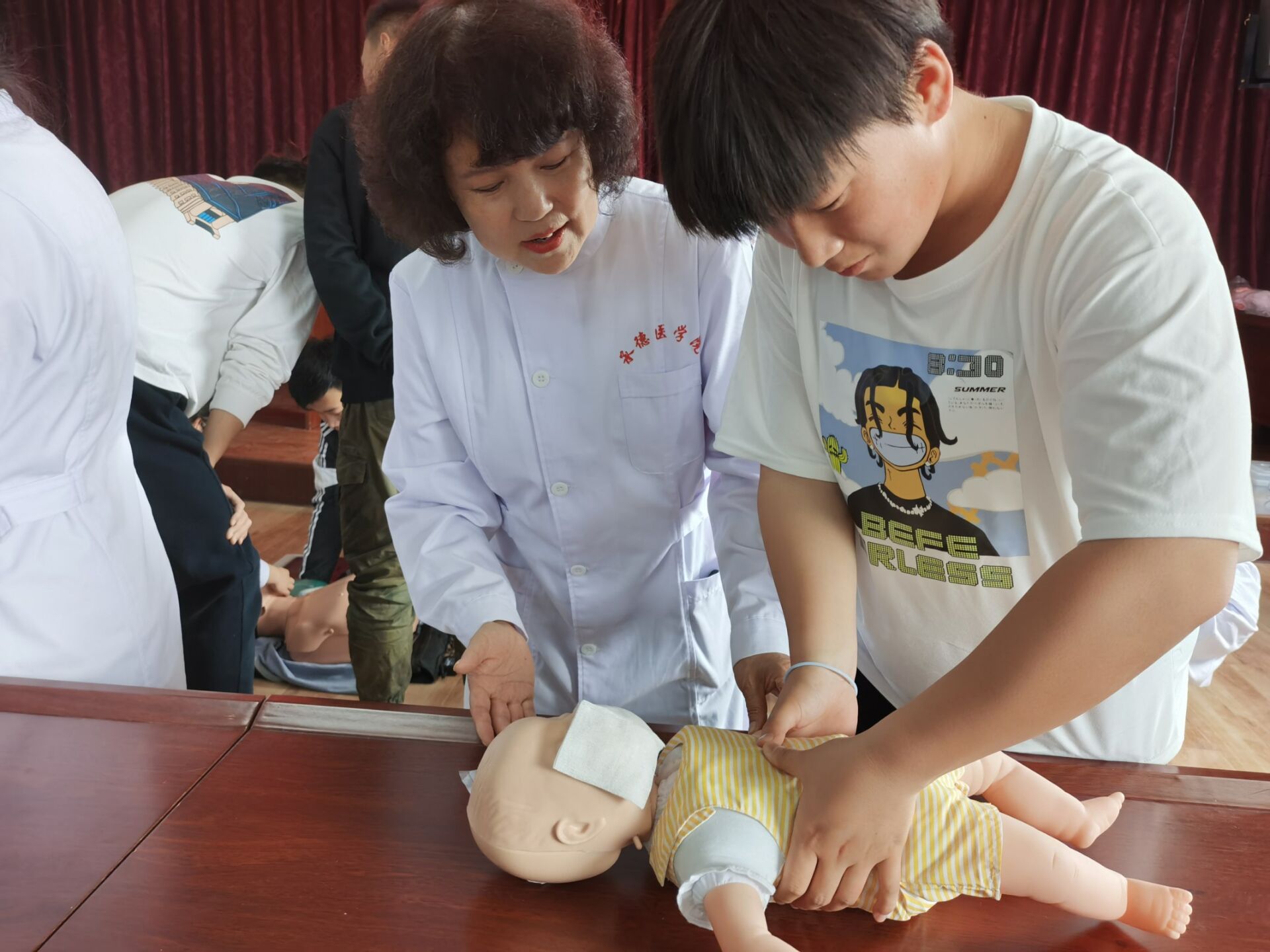 护理系实验中心主任彭丹梅为学生指导婴儿心肺复苏操作