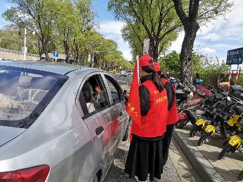 我校学生志愿者于2021年"五一"期间开展交通引导志愿服务