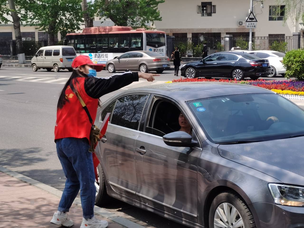 我校学生志愿者于2021年"五一"期间开展交通引导志愿服务