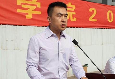 外语教学部胡静波老师代表教师发言