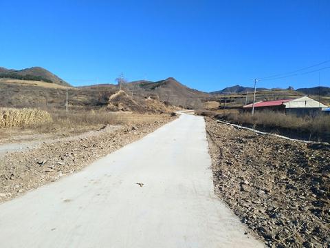 扶贫报道学校驻承德市丰宁满族自治县石人沟乡亢家沟村工作队脱贫攻坚